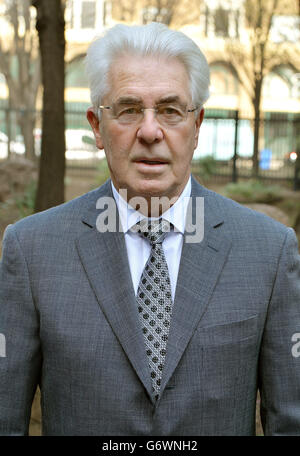 Il guru di PR Max Clifford, 70 anni, di Hersham in Surrey, arriva alla Southwark Crown Court dove viene accusato di un totale di 11 capi di assalto indecente contro sette donne e ragazze. Foto Stock