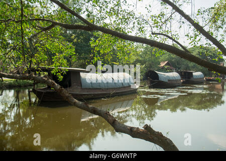 Transportboats tradizionale nella città antica o Muang Boran presso la città di Samuth Prakan a sud della città di Bangkok in Thail Foto Stock