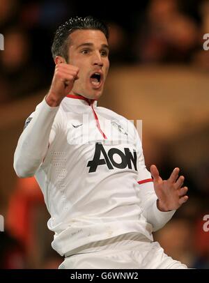 Robin van Persie di Manchester United festeggia il suo primo posto obiettivo del gioco dal penatly spot Foto Stock