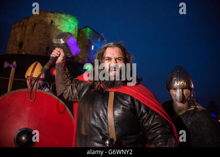 Un uomo vestito in costume vichingo prende parte al 30° Festival vichingo di York che si chiude oggi dopo una settimana intera di eventi a tema sulla previsione di Ragnarok , descritto nella mitologia vichinga come la fine del mondo. Foto Stock