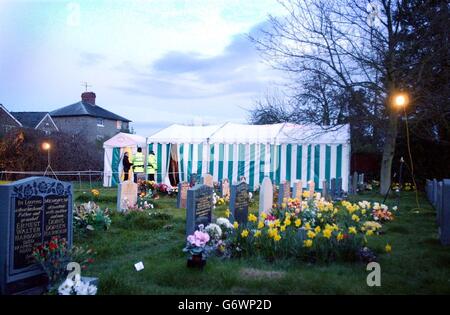 Attività di polizia nel cimitero della chiesa di San Pietro a Withington, vicino Hereford, dove ufficiali della polizia di Wiltshire, assistiti da altri provenienti da West Mercia, stanno esumando i resti di Rachel Whitear in una nuova indagine sulla sua morte. In origine si pensava che l'ex studente di psicologia dell'Università di Bath avesse assunto un sovradosaggio di droghe fatale quando fu scoperta il 2000 maggio sul pavimento del suo letto a Exmouth, Devon, ma non è stato effettuato alcun esame post mortem e un'inchiesta registrò un verdetto aperto. Foto Stock