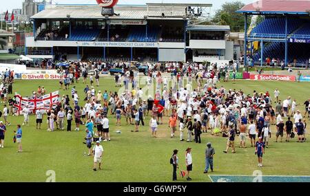 I fan dell'Inghilterra festeggiano sul campo alla fine del secondo Test match tra le Indie Occidentali e l'Inghilterra al Queen's Park Oval, Porto di Spagna, Trinidad. L'Inghilterra ha vinto con 7 wickets per mantenere il Wisden Trophy e guidare le quattro partite serie 2-0. Foto Stock