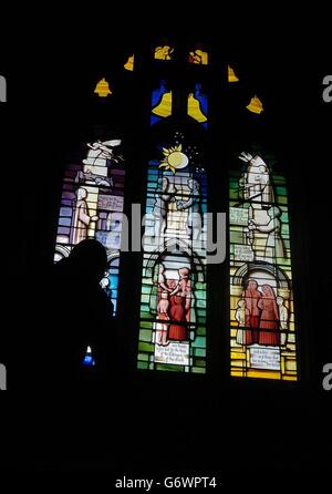 Chiesa di tutti i Santi delle vetrate colorate Foto Stock