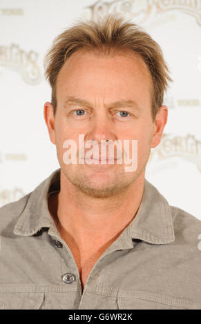 Jason Donovan in una fotocellula annunciando il tour finale dell'arena della versione musicale di Jeff Wayne di 'War of the Worlds', presso l'Hospital Club, a Covent Garden, nel centro di Londra. Foto Stock