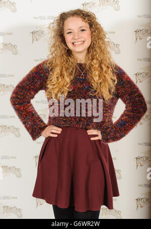 Carrie Hope Fletcher ad una fotocellula che annuncia il tour finale dell'arena della versione musicale di Jeff Wayne di 'War of the Worlds', presso l'Hospital Club, a Covent Garden, nel centro di Londra. Foto Stock