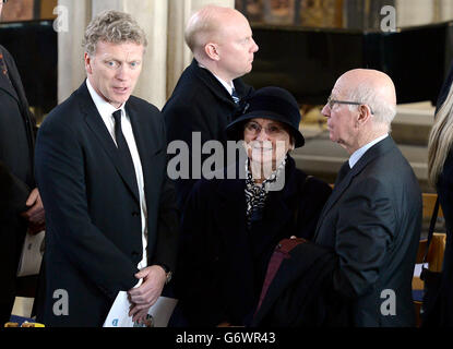 Il direttore del Manchester United David Moyes (a sinistra) e Sir Bobby Charlton (a destra) con la moglie norma (seconda a destra) al funerale di Tom Finney alla St John's Minster di Preston. Foto Stock