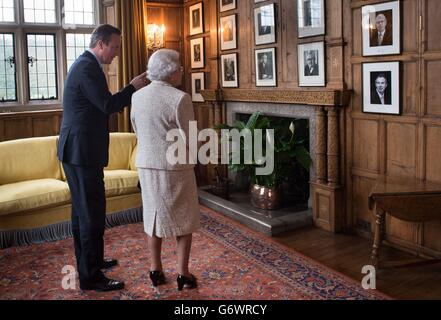 La regina Elisabetta II è mostrata fotografie di ex primi ministri a Chequers, dove lei e il duca di Edimburgo hanno pranzato con il primo ministro David Cameron e sua moglie Samantha. Foto Stock