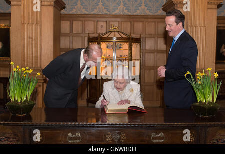 La regina Elisabetta II firma oggi un libro dei visitatori a Chequers, dove lei e il duca di Edimburgo hanno pranzato come ospiti del primo ministro David Cameron e di sua moglie Samantha. Foto Stock