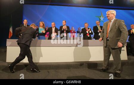Taoiseach Enda Kenny inciampa sul palco al fine Gael ard fheis al RDS di Dublino. Foto Stock