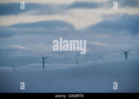 Scout Moor Wind Farm vicino a Rochdale visto attraverso la bassa nebbia mattutina il primo giorno della sorgente meteorologica. Foto Stock