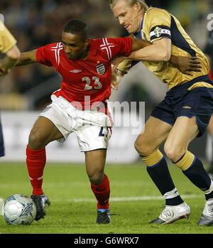 Englands Jermain Defoe (a sinistra) combatte con gli svedesi Johan Mjallby, durante la loro amichevole internazionale allo stadio Ullevi di Gothenburg, Svezia. Foto Stock