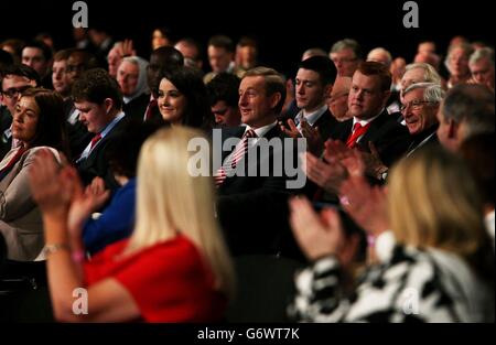 Taoiseach Enda Kenny (centro) riceve applausi al fine Gael ard fheis al RDS, Dublino. Foto Stock