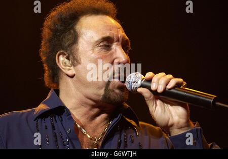 Il cantante Tom Jones suona dal vivo sul palco, come parte della settimana di raccolta fondi 'The Who and Friends' di concerti e spettacoli, in aiuto del Teenage Cancer Trust, presso la Royal Albert Hall nel centro di Londra. Foto Stock