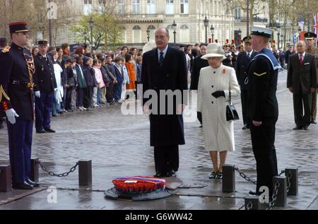 La Regina Elisabetta II della Gran Bretagna con il presidente francese Jacques Chirac all'Arco di Trionfo a Parigi. La Regina ha fatto oggi la sua prima visita di stato in treno mentre ha portato l'Eurostar a Parigi per un tour di tre giorni in occasione del centesimo anniversario di Entente Cordiale. Foto Stock