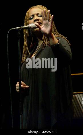 La cantante jazz Lalah Hathaway durante la sua performance al concerto tributo Billie and Me al Barbican Theatre, nel centro di Londra. L'evento One-Off celebra la vita e la musica della leggenda jazz Billie Holiday ed è parte dell'unico festival dal vivo Connect del Barbican, che si tiene dal 1 al 24 aprile. Foto Stock