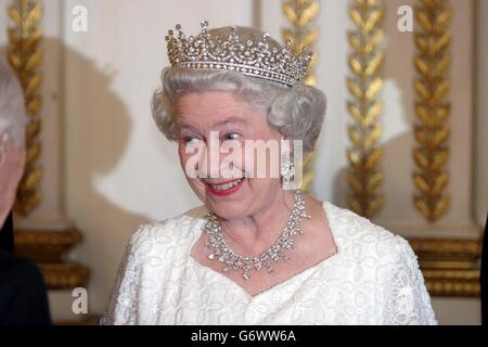 La Regina Elisabetta II della Gran Bretagna al Palazzo Elysee, a Parigi, durante una visita ufficiale di Stato in Francia. La Regina ha fatto oggi la sua prima visita di stato in treno mentre ha portato l'Eurostar a Parigi per un tour di tre giorni in occasione del centesimo anniversario di Entente Cordiale. Foto Stock
