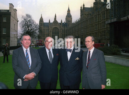 (Da l-r) Denis Healey, ex vice leader del partito laburista, Lord Jenkins di Hillhead, Roy Jenkins, leader dei liberaldemocratici della Camera dei Lord, Sir Robin Day e Norman Tebbit, ex presidente del Partito conservatore. Sir Robin Day (2° a destra) è fuori Westminster con il gruppo di tre statisti più anziani che si uniranno a lui su BBC Breakfast News per discutere i progressi delle campagne elettorali generali. Foto Stock