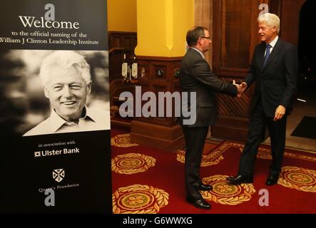 Il presidente e vice-cancelliere della Queen's University Belfast il professor Patrick Johnston (a sinistra) dà il benvenuto all'ex presidente degli Stati Uniti Bill Clinton presso il William J. Clinton Leadership Institute di Riddel Hall, Belfast. Foto Stock