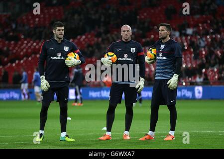 (Da sinistra a destra) i custodi dell'Inghilterra Fraser Forster, John Ruddy e ben Foster durante il riscaldamento Foto Stock