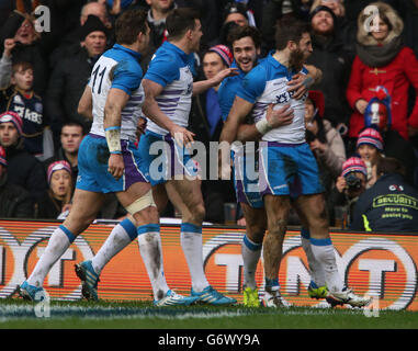 Tommy Seymour (all'estrema destra) celebra il suo tentativo durante la partita RBS Six Nations a Murrayfield, Edimburgo. Foto Stock