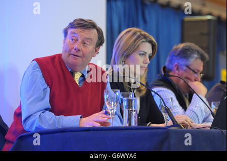 (Da sinistra a destra) Nicky Henderson, Kate Miller e Paul Nicholls durante la serata di anteprima del William Hill Cheltenham Festival dopo la William Hill Imperial Cup Day all'ippodromo di Sandown Park, Sandown. PREMERE ASSOCIAZIONE foto. Data immagine: Sabato 8 marzo 2014. Guarda la storia di PA CHE CORRE Sandown. Il credito fotografico dovrebbe essere: Tim Ireland/PA Wire Foto Stock