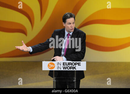 Il vice primo ministro Nick Clegg ha tenuto un discorso durante la conferenza di primavera dei liberali democratici al Barbican Center di York. Foto Stock