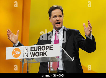 Il vice primo ministro Nick Clegg ha tenuto un discorso durante la conferenza di primavera dei liberali democratici al Barbican Center di York. Foto Stock