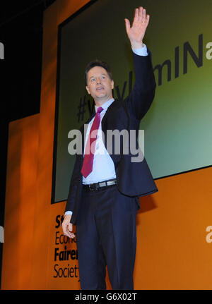 Il vice primo ministro Nick Clegg si è rivolto al pubblico dopo aver tenuto un discorso alla conferenza di primavera dei liberali democratici al Barbican Center di York. Foto Stock