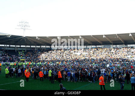 Calcio - fa Cup - Sesto turno - Hull City / Sunderland - KC Stadium. I fan di Hull City invadono il campo a tempo pieno dopo la partita della fa Cup Sesto turno al KC Stadium di Hull. Foto Stock