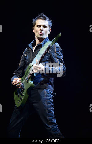 Solo uso editoriale. Non utilizzare dopo sessanta giorni dalla data di emissione Matt Bellamy dei Muse in esecuzione al festival di Glastonbury, presso l'azienda agricola degna in Somerset. Foto Stock