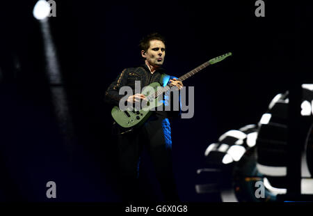 Solo uso editoriale. Non utilizzare dopo sessanta giorni dalla data di emissione Matt Bellamy dei Muse in esecuzione al festival di Glastonbury, presso l'azienda agricola degna in Somerset. Foto Stock