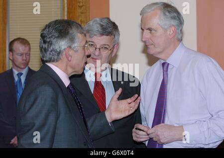 Il ministro degli Esteri britannico Jack Straw, (a sinistra), parla con il ministro degli Esteri tedesco Joschka Fischer (al centro) e il ministro degli Esteri francese Michel Barnier durante un incontro informale dei Ministri degli Esteri a Tullamore, Co. Offaly, Irlanda. Foto Stock