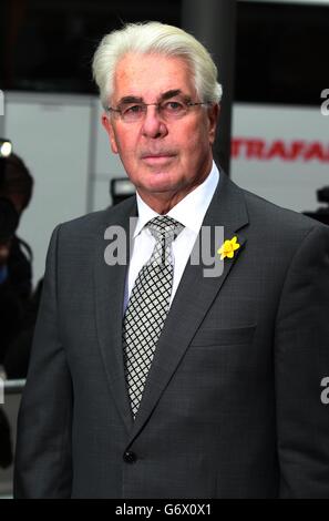 Il guru di PR Max Clifford, 70 anni, di Hersham in Surrey, arriva alla Southwark Crown Court dove viene accusato di un totale di 11 capi di assalto indecente contro sette donne e ragazze. Foto Stock