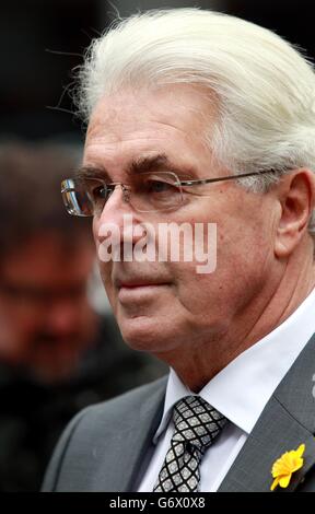 Il guru di PR Max Clifford, 70 anni, di Hersham in Surrey, arriva alla Southwark Crown Court dove viene accusato di un totale di 11 capi di assalto indecente contro sette donne e ragazze. Foto Stock