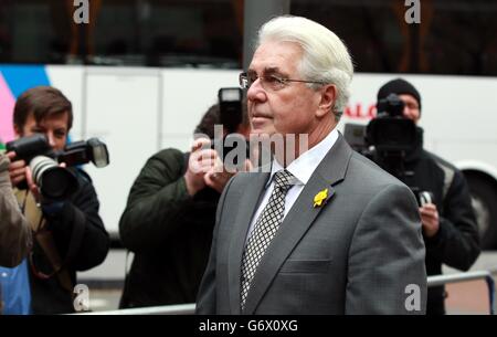 Il guru di PR Max Clifford, 70 anni, di Hersham in Surrey, arriva alla Southwark Crown Court dove viene accusato di un totale di 11 capi di assalto indecente contro sette donne e ragazze. Foto Stock