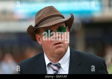 Corse di cavalli - Festival di Cheltenham 2014 - Champion Day - Ippodromo di Cheltenham. Un pilota è ben preparato per la giornata di San Patrizio del giovedì, il giorno del campione del martedì, durante il Cheltenham Festival. Foto Stock