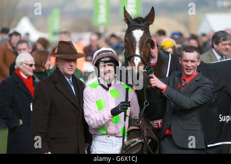 Il jockey Ruby walsh festeggia con l'allenatore di Vautour Willie Mullins dopo aver vinto l'ostacolo dei Supreme Novices nella Sky Bet il Champion Day, durante il Cheltenham Festival. Foto Stock