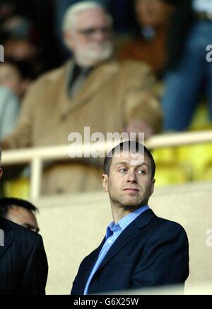 Il proprietario del Chelsea Roman Abramovich e l'ex presidente Ken Bates (dietro la sinistra) attendono l'inizio della semifinale della UEFA Champions League 1° tappa allo Stade Louis II di Monaco Foto Stock