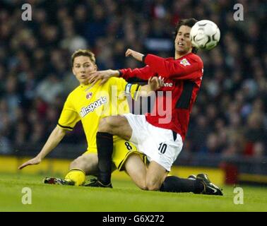 Ruud van Nistelrooy (a destra) del Manchester United sfida Matt Holland di Charlton durante la partita Barclaycard Premiership all'Old Trafford, Manchester Foto Stock