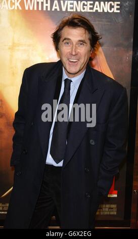 Il cantante Bryan Ferry arriva per la prima inglese del nuovo film Kill Bill - Volume 2, la seconda puntata dello scrittore e regista Quentin Tarantino, all'Empire Leicester Square nel centro di Londra. Foto Stock