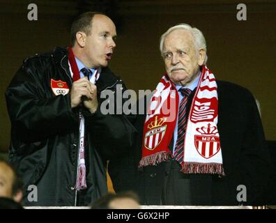 Principe Rainier di Monaco (a destra) e suo figlio Principe Alberto durante la prima tappa finale della UEFA Champions League allo Stade Louis II di Monaco. Foto Stock
