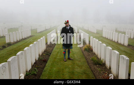 Kevin McLeod, nipote grande passo del privato William McAleer alla Commonwealth War Graves Commission Loos British Cemetery prima del re-interamento del suo parente con 19 altri soldati non identificati quasi 100 anni dopo che sono stati uccisi in azione nella Francia settentrionale. Foto Stock