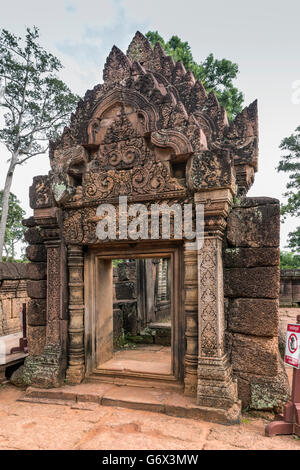 Gopura est (entrata), Banteay Srei tempio indù di Shiva, vicino a Siem Reap, Cambogia Foto Stock