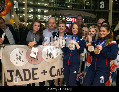 I vincitori della medaglia Paralimpica della Gran Bretagna Jade Etherington (a sinistra) e la sua guida Caroline Powell arrivano all'aeroporto di Heathrow, Londra. Foto Stock