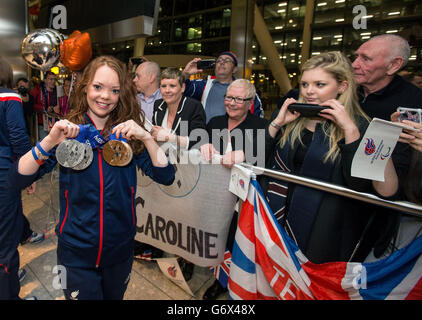 Il vincitore della medaglia Paralimpica della Gran Bretagna Jade Etherington ritorna all'aeroporto di Heathrow, Londra. Foto Stock