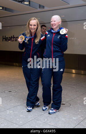 I vincitori della medaglia Paralimpica della Gran Bretagna Charlotte Evans (a sinistra) e Kelly Gallagher tornano all'aeroporto di Heathrow, Londra. Foto Stock