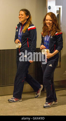 Paralimpiadi - Team GB Paralimpiani Homecoming - Aeroporto di Heathrow. I vincitori della medaglia paraolimpica della Gran Bretagna Jade Etherington (a destra) e la sua guida Caroline Powell tornano all'aeroporto di Heathrow, Londra. Foto Stock