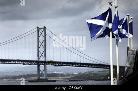 Bandiere scozzese volare nella parte anteriore del Forth Road Bridge Foto Stock