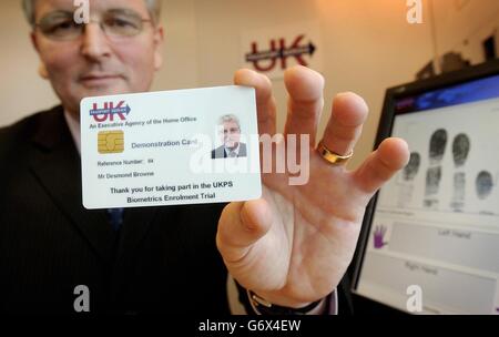 Des Brown biometrico di schede di identificazione Foto Stock