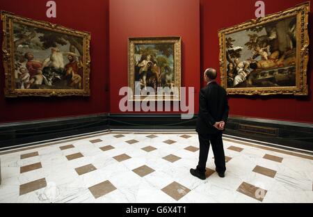 Un visitatore guarda tre opere di Paolo Veronese (da sinistra a destra) Unfullness, Marte e Venere unite da Love, e Scorn, durante un'anteprima stampa per la mostra Veronese: Magnificenza nel Rinascimento di Venezia alla Galleria Nazionale di Londra. Foto Stock